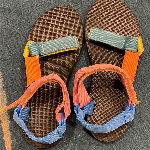 Teva Women's Sandals with Multicolor Straps - preloved in great condition - Picture 4 of 6